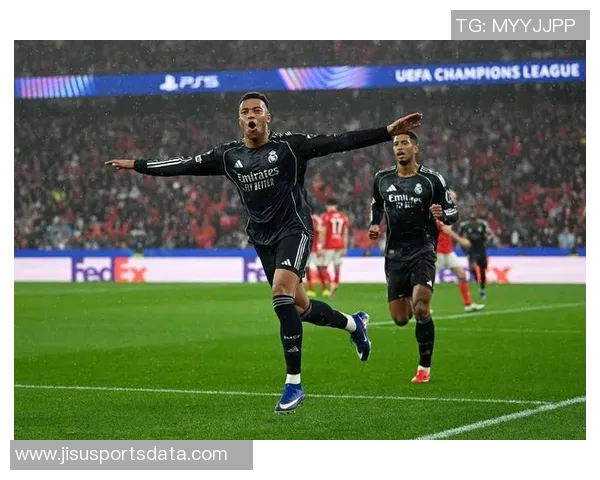 国王杯激战曼联逆转本菲卡四比三精彩集锦引爆全场气氛